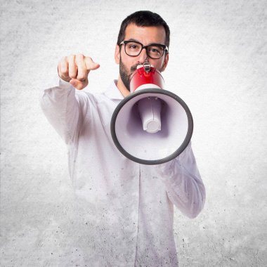 Gözlüklü megafon tarafından bağırarak yakışıklı adam