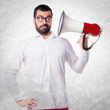 Gözlüklü megafon tarafından deli yakışıklı adam