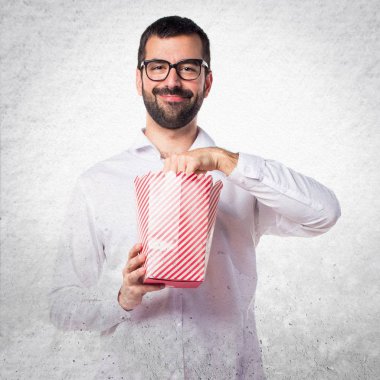 Popcorns yeme gözlüklü yakışıklı adam