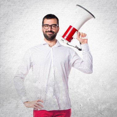 Gözlüklü megafon tarafından bağırarak yakışıklı adam