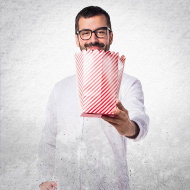 Popcorns yeme gözlüklü yakışıklı adam