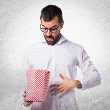 Popcorns yeme gözlüklü yakışıklı adam