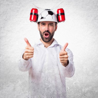 Bira futbol-şapka ile mutlu deli adam