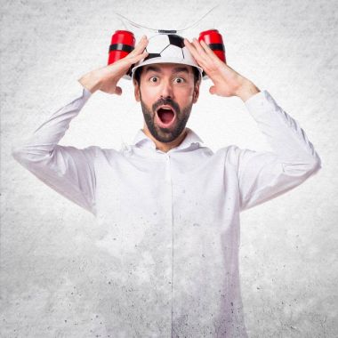 Bira futbol-şapka ile şaşırmış deli adam