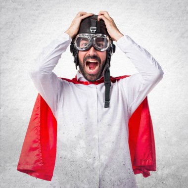 Hayal kırıklığına uğramış deli süper kahraman adam