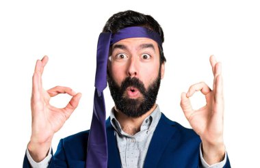 Çılgın ve sarhoş işadamı ok işareti yapmak