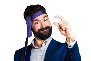 Çılgın ve sarhoş işadamı küçük işareti yapmak