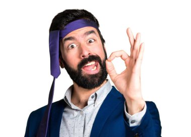 Çılgın ve sarhoş işadamı ok işareti yapmak