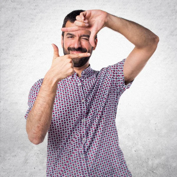 Parmaklarıyla yakışıklı manfocusing