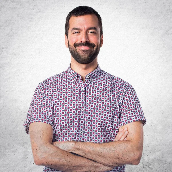 yakışıklı adam kollarını ile geçti