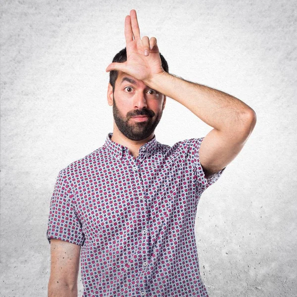 Aptal tabelayı yapan yakışıklı erkek