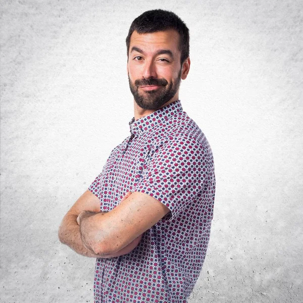 yakışıklı adam kollarını ile geçti