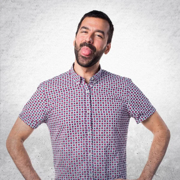 Bir şaka yapan yakışıklı erkek