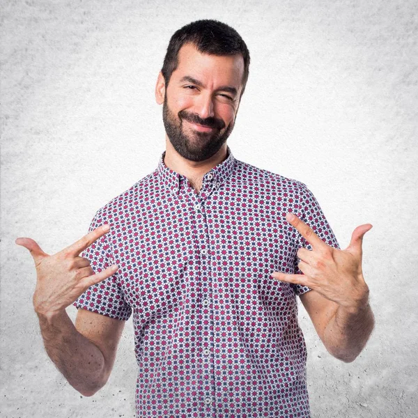 Yakışıklı adam boynuz jest yapma