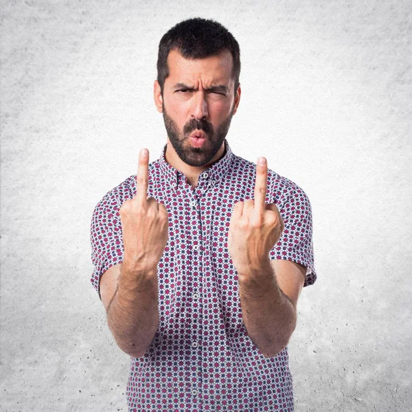 Yakışıklı adam boynuz jest yapma