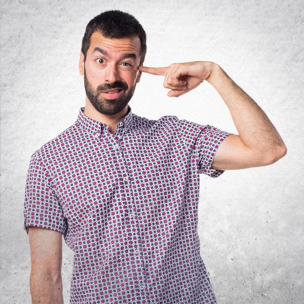 Yakışıklı adam deli jest yapma