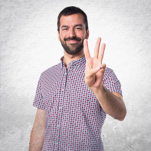 Yakışıklı adam üç sayım