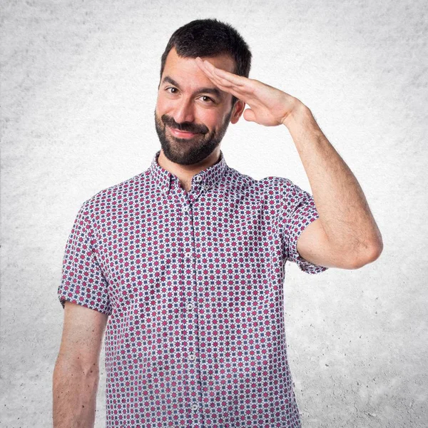 Yakışıklı adam izole beyaz zemin üzerine