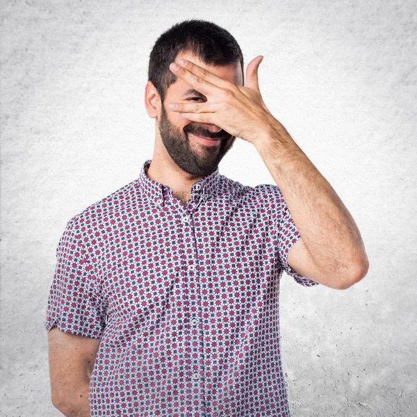 Yakışıklı adam yüzünü kapsayan