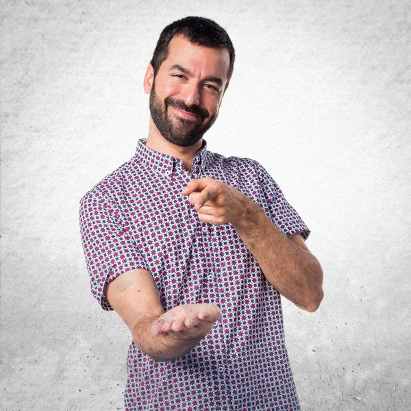 Yakışıklı adam bir şey tutan