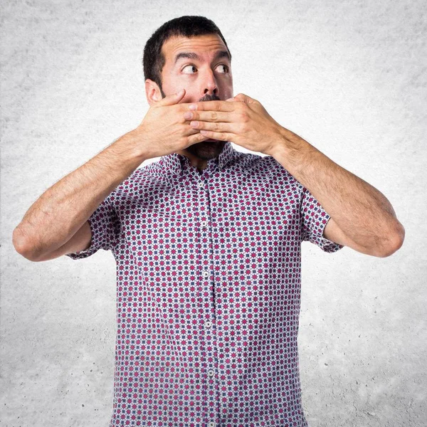 Sürpriz bir jest yapan yakışıklı erkek