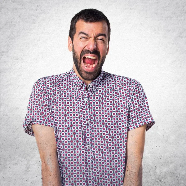 Yakışıklı adam izole beyaz zemin üzerine