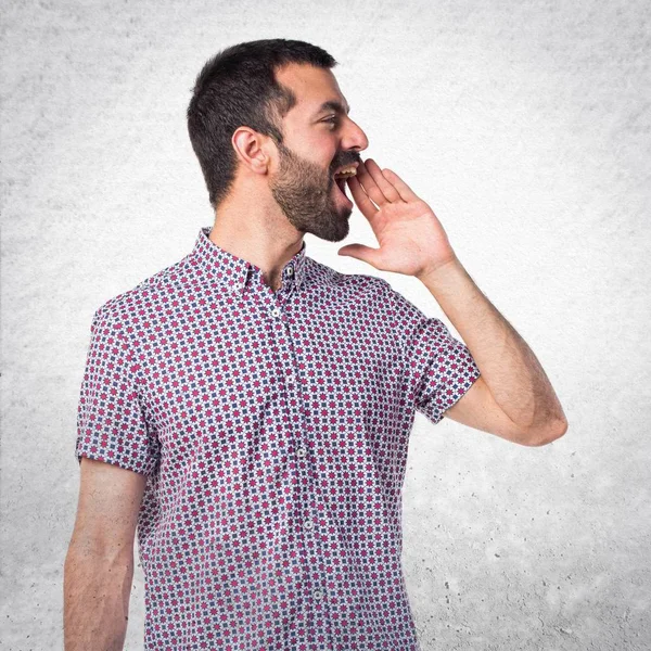 Yakışıklı adam izole beyaz zemin üzerine