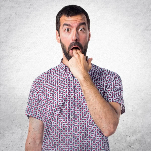 Kusma jest yapan yakışıklı erkek