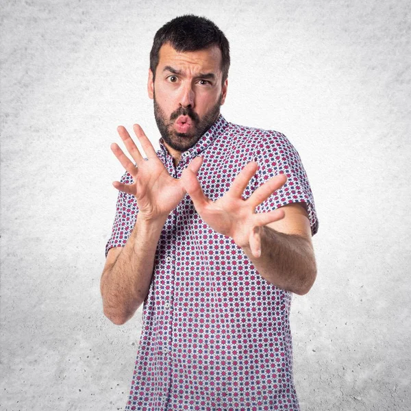 Yakışıklı adam izole beyaz zemin üzerine