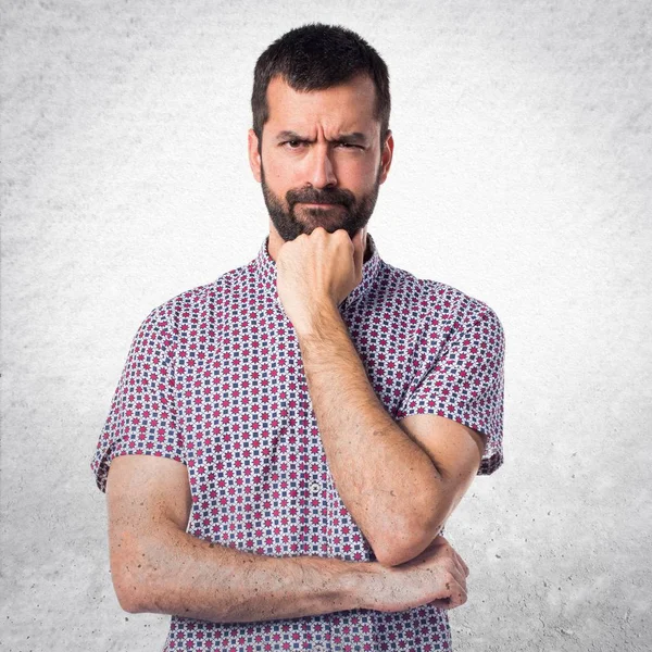 Yakışıklı adam izole beyaz zemin üzerine