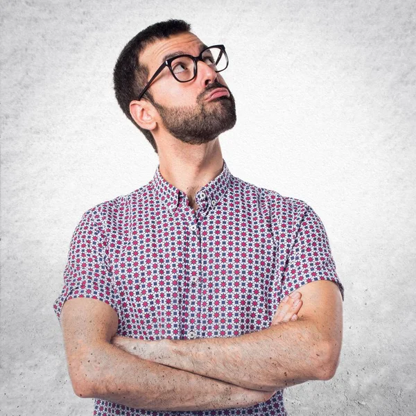 Hombre con gafas pensando — Foto de Stock