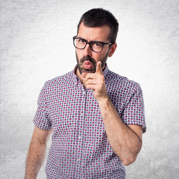 Düşünme gözlüklü adam