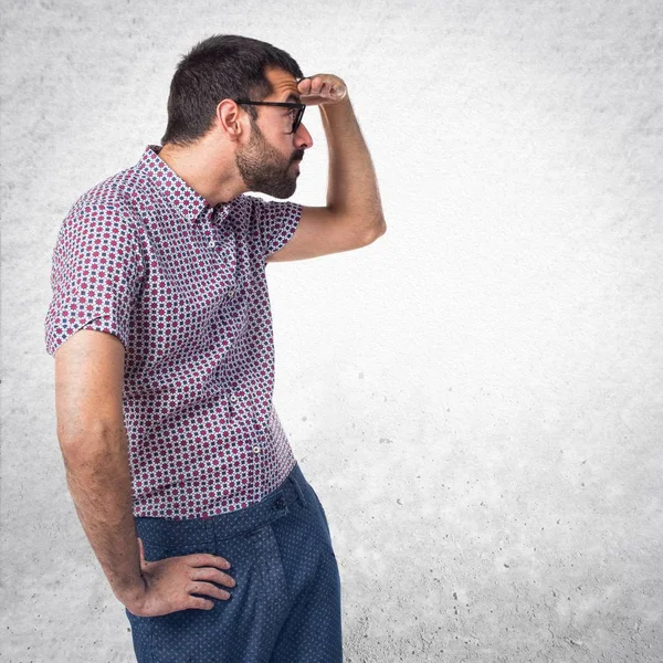 Bir şeyler gösteriyor gözlüklü adam