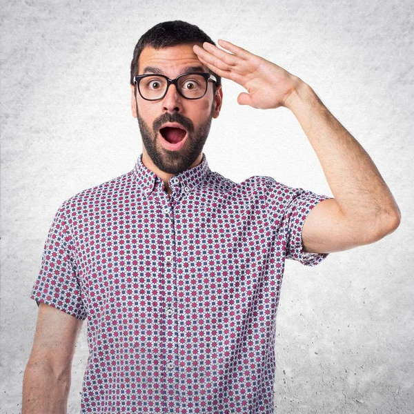 Bir şeyler gösteriyor gözlüklü adam