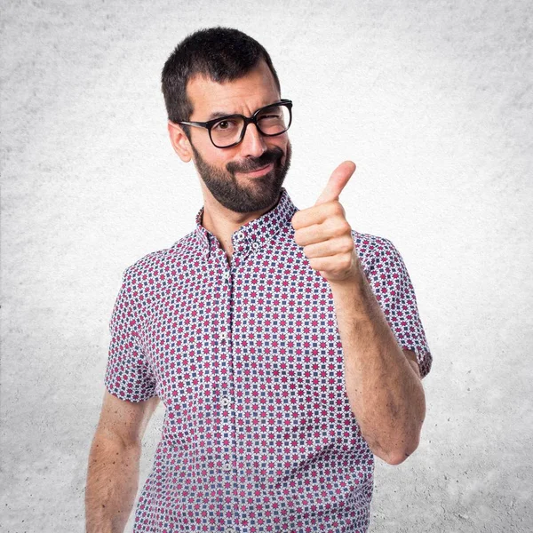 Hombre con gafas con pulgar hacia arriba —  Fotos de Stock