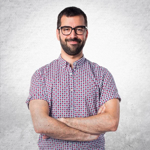 Hombre con gafas cruzadas de brazos —  Fotos de Stock