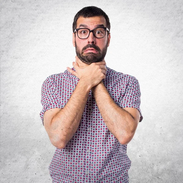 Kendini boğulma gözlüklü adam