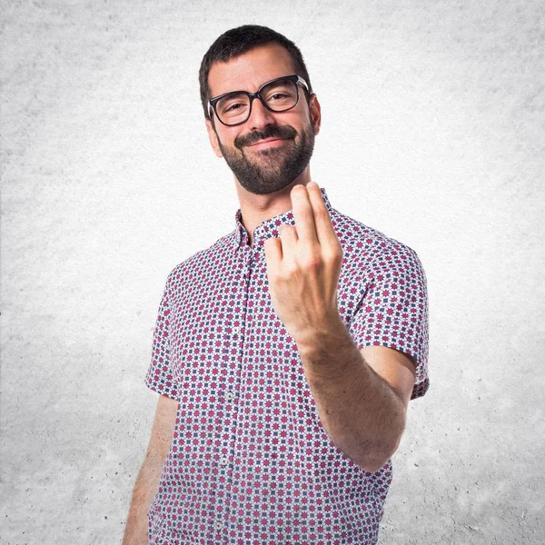 Jest geliyor gözlüklü adam