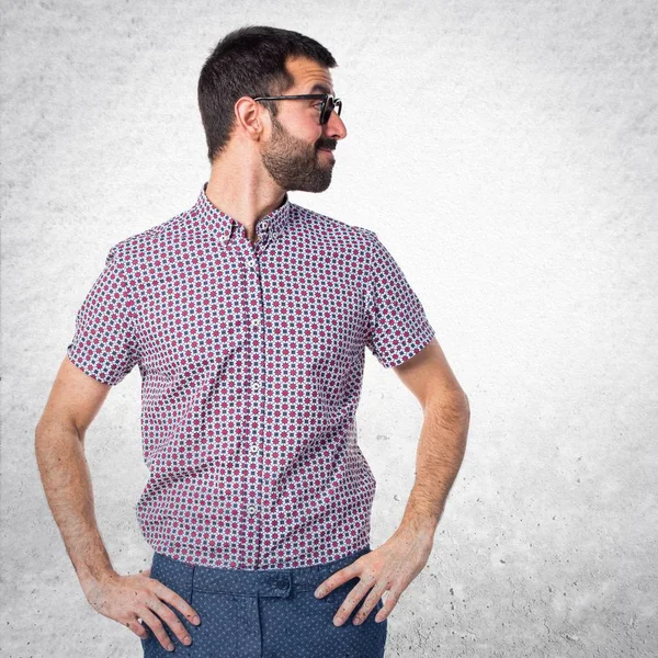 Mannen med glasögon tittar laterala — Stockfoto