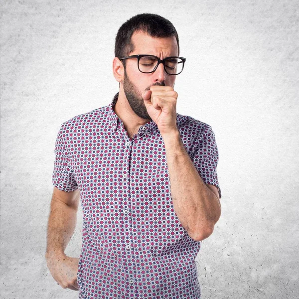 Çok öksürük gözlüklü adam