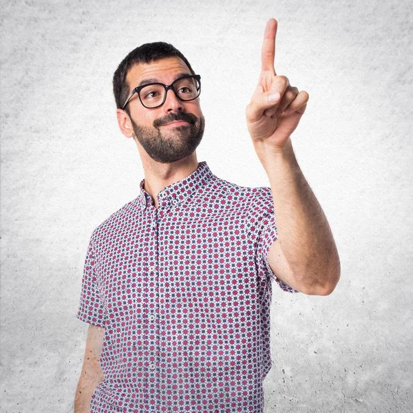 Şeffaf ekranda dokunmadan gözlüklü adam