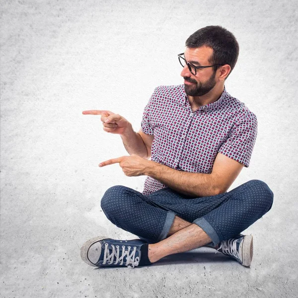 Lateral için işaret gözlüklü adam