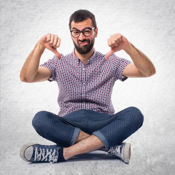 Kötü sinyal yapıyor gözlüklü adam