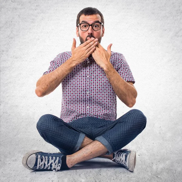 Sürpriz jest yapıyor gözlüklü adam