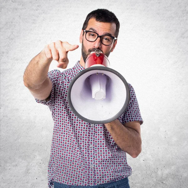 Megafon tarafından bağırarak gözlüklü adam