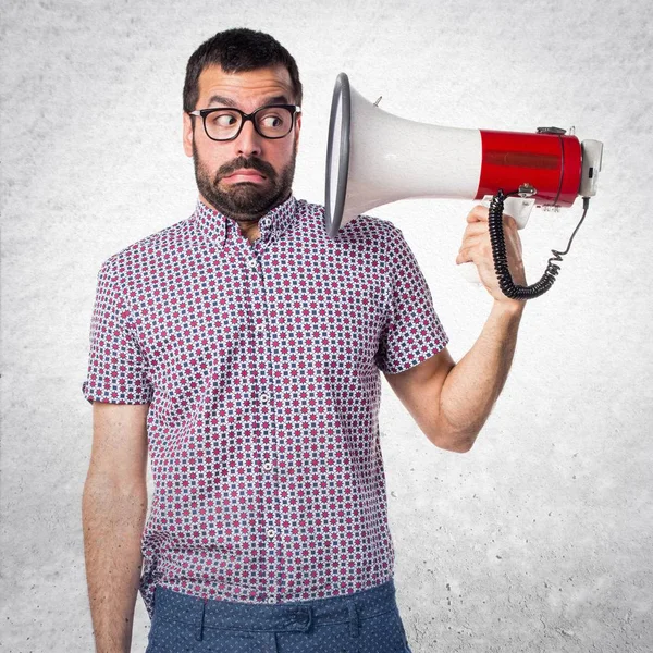 Man met bril schreeuwen door megafoon — Stockfoto