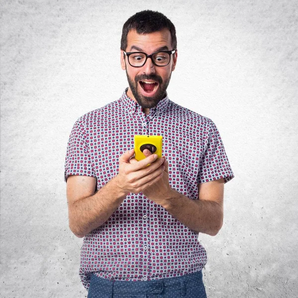 Mann mit Brille spricht mit Handy — Stockfoto