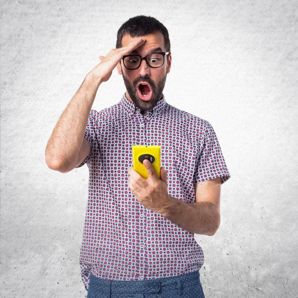 İçin mobil söz gözlüklü adam