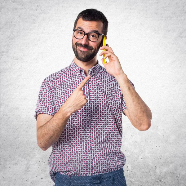 İçin mobil söz gözlüklü adam