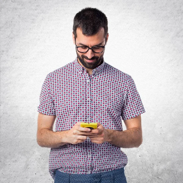 Человек в очках разговаривает с мобильником — стоковое фото